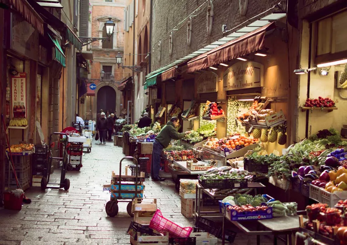Parada de mercat al Quadrilàter de Bolonya amb embotits i formatges