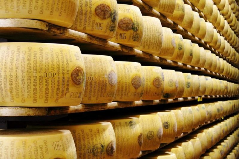 Prestatgeries plenes de rodes de Parmigiano Reggiano al magatzem de curació